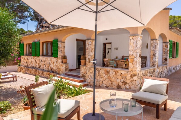Outdoor dining - Holiday Home 'Casa Can Picarola' with Private Terrace, Wi-Fi and Air Conditioning (Santanyi)