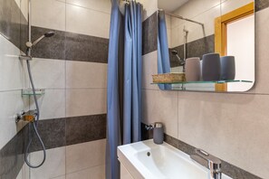 Douche, articles de toilette gratuits, sèche-cheveux
