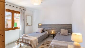 3 bedrooms, desk, iron/ironing board, free WiFi