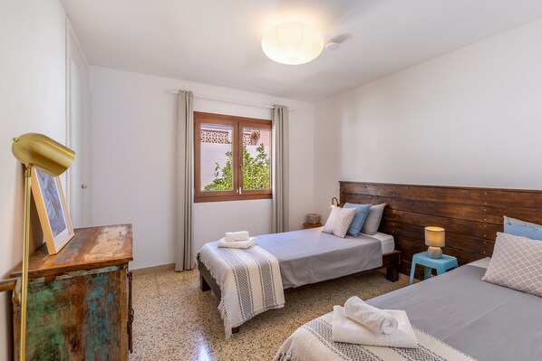 3 habitaciones, escritorio, tabla de planchar con plancha y wifi gratis 