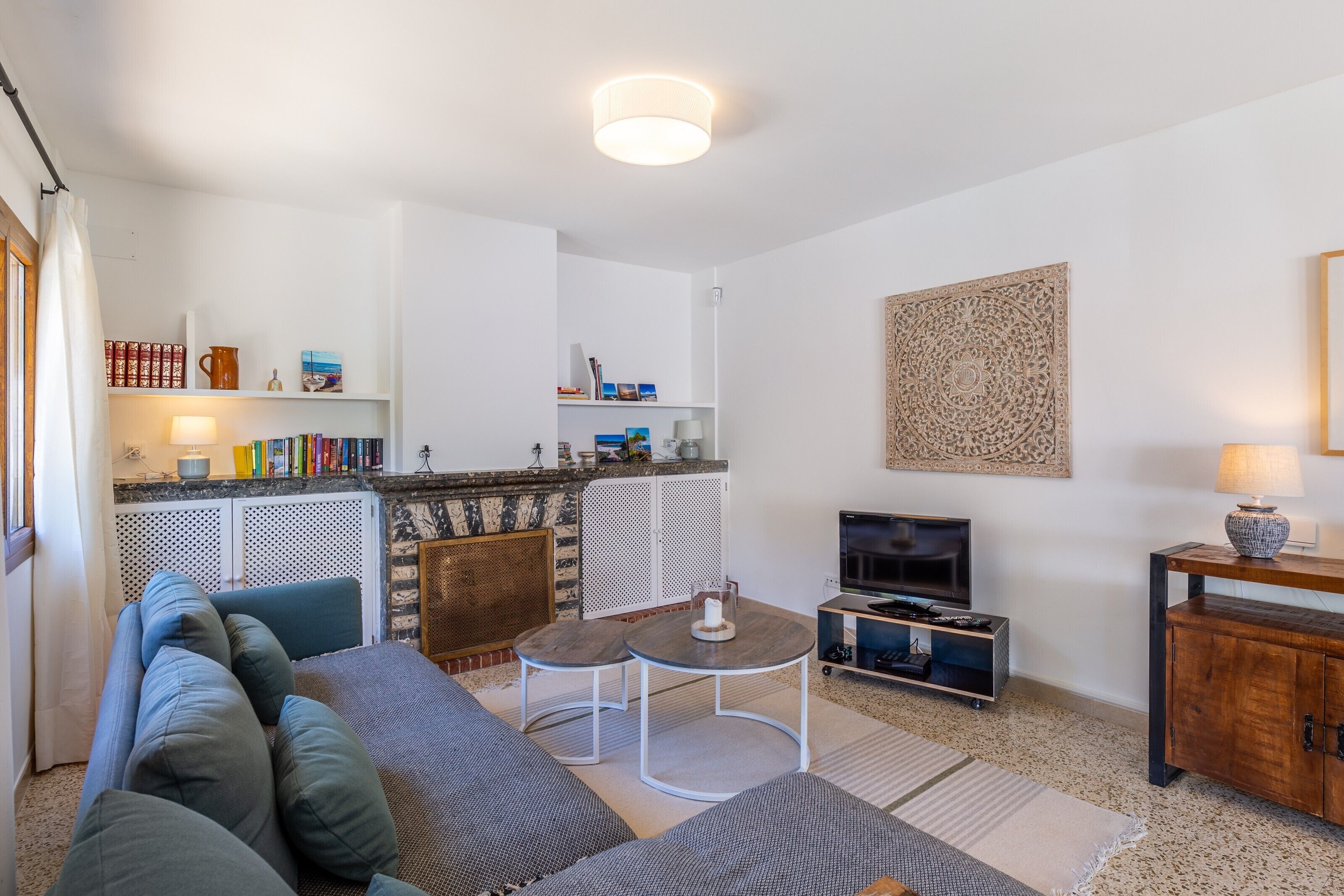 Televisión y chimenea 