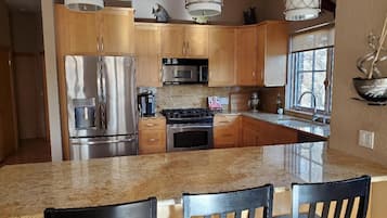 Microwave, oven, dishwasher, coffee/tea maker