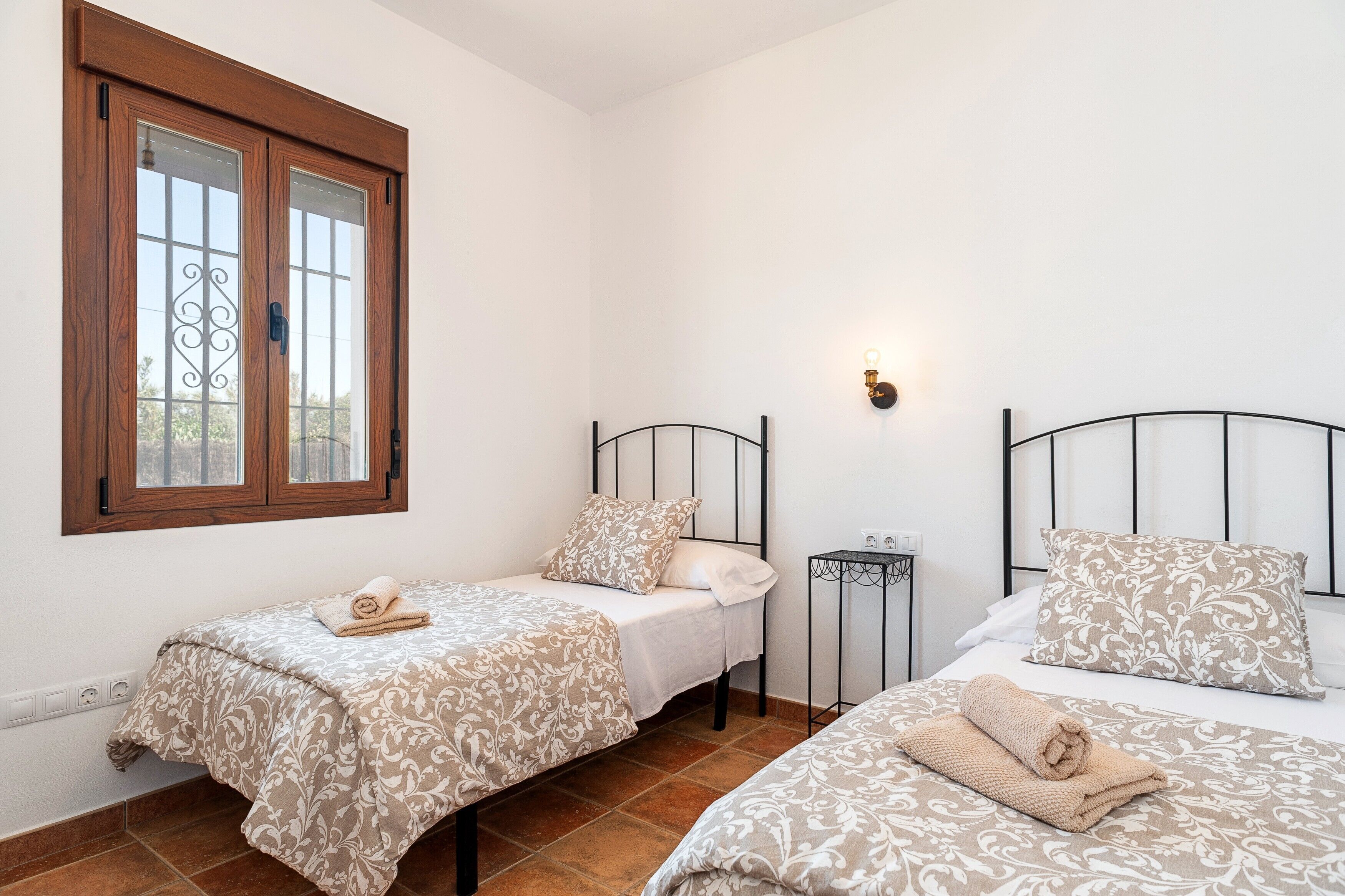 4 bedrooms, iron/ironing board, free WiFi, bed sheets