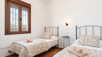 4 bedrooms, iron/ironing board, free WiFi, bed sheets