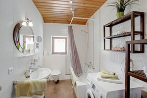 Tina, amenidades de baño gratuitas, secadora de cabello, toallas 