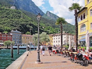 Outdoor dining - Beautiful apartment for 4 people with WIFI, pool, TV and balcony (Arco)