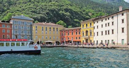 Beautiful apartment for 5 people with WIFI, pool, TV and balcony