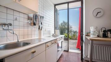 Kühlschrank, Ofen, Herdplatte, Wasserkocher mit Kaffee-/Teezubehör