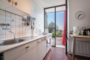 Frigorifero, forno, piano cottura, macchina per tè/caffè