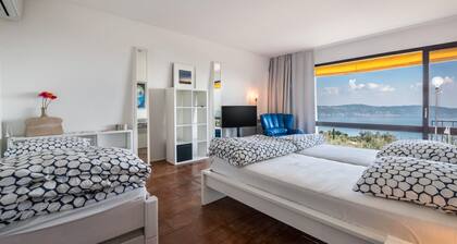 Beautiful "Villa Bianca" with Lake View, Pool, Wi-Fi, Balcony & Terrace