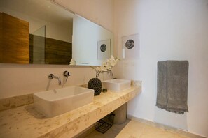 Luxe appartement | Badkamer | Een douche, handdoeken