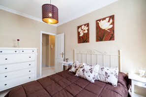 2 bedrooms, iron/ironing board, bed sheets