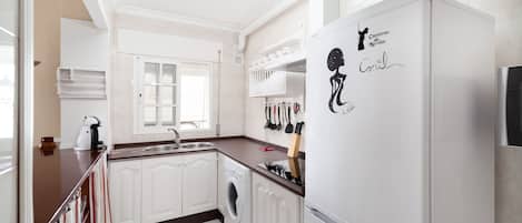 Réfrigérateur, micro-ondes, plaque de cuisson, cafetière/bouilloire