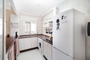 Een koelkast, een magnetron, een kookplaat