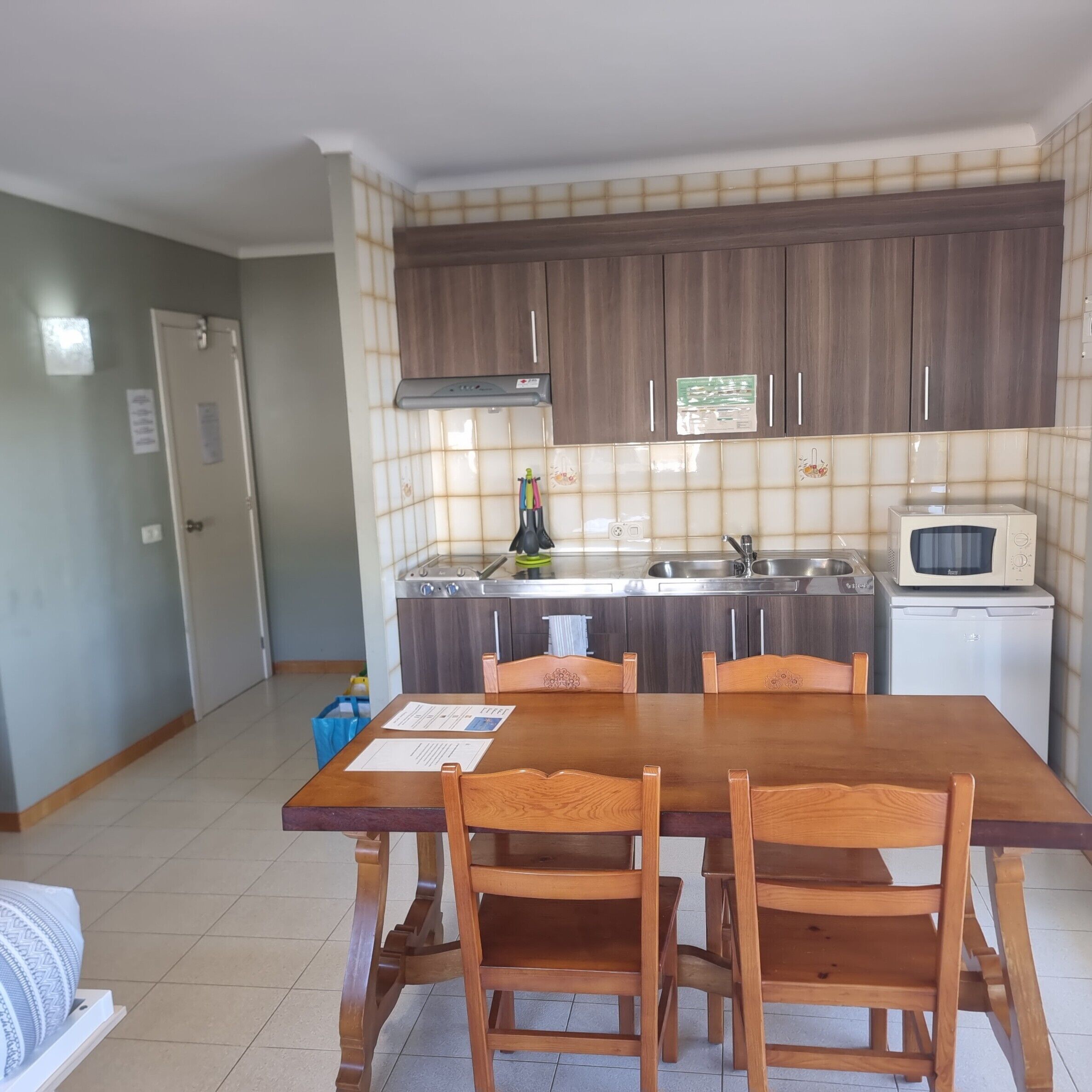 Kühlschrank, Mikrowelle, Herdplatte, Wasserkocher mit Kaffee-/Teezubehör