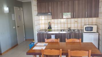 Kühlschrank, Mikrowelle, Herdplatte, Wasserkocher mit Kaffee-/Teezubehör