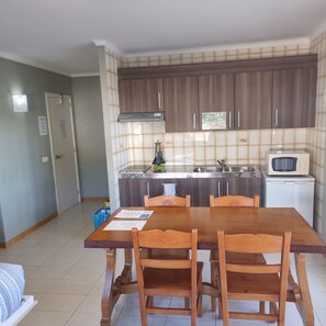 Refrigerador, microondas, placa de cocina, cafetera/tetera