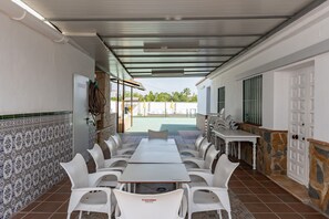 Outdoor dining - Holiday Home “La Casa de los Recuerdos” with Mountain View, Pool & Terrace (Málaga)