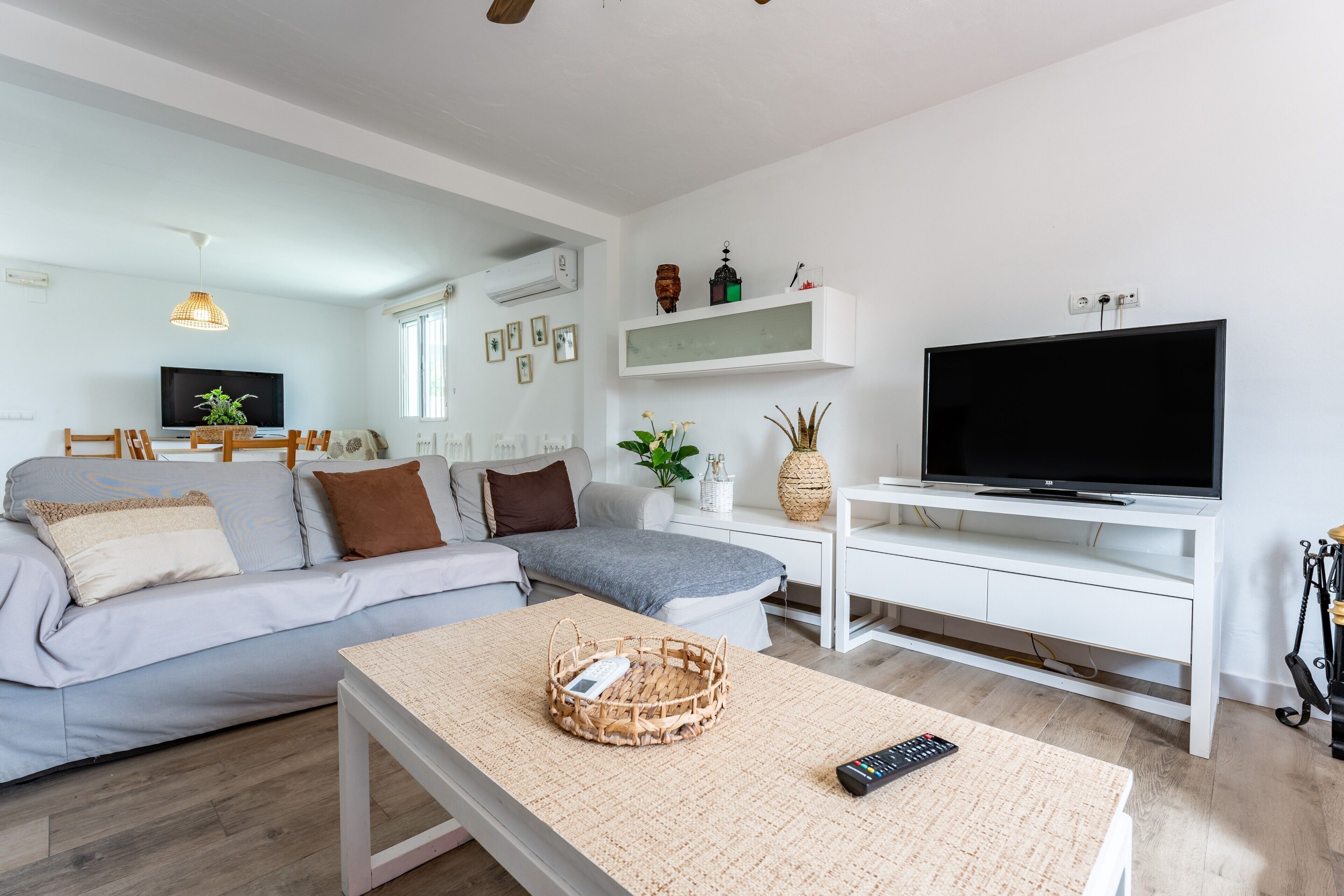 Télévision, cheminée, lecteur de DVD