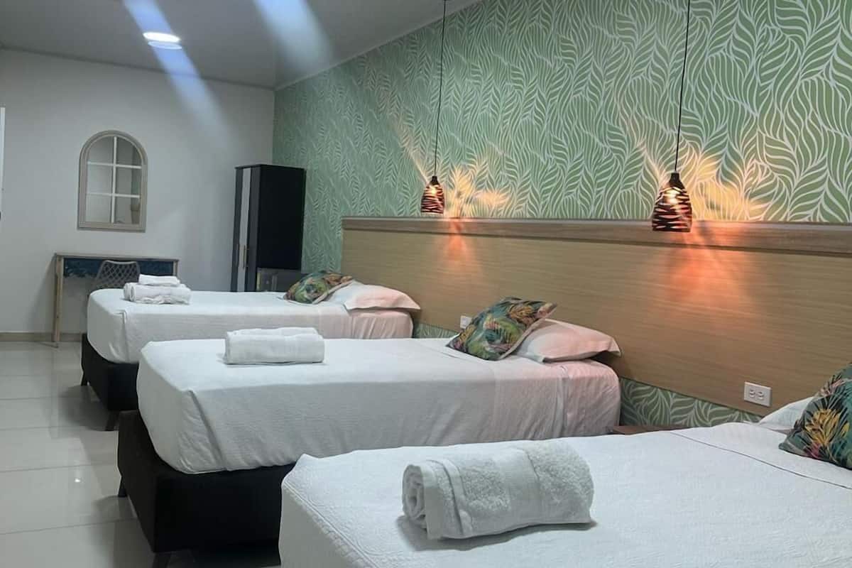 Basic-værelse til 3 personer | Pengeskab på værelset, strygejern/strygebræt, sengetøj