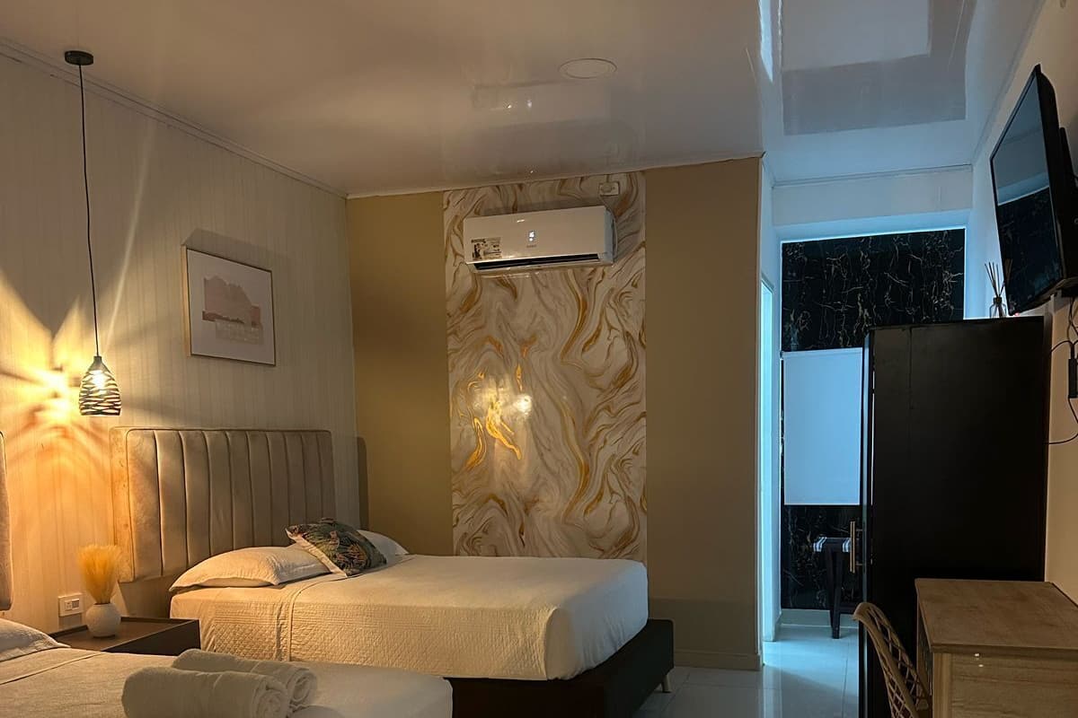 Dobbeltværelse - 2 dobbeltsenge | Pengeskab på værelset, strygejern/strygebræt, sengetøj