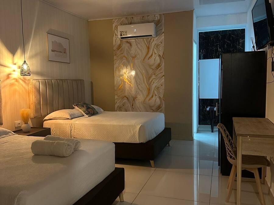 Caja de seguridad en la habitaciĂłn y tabla de planchar con plancha