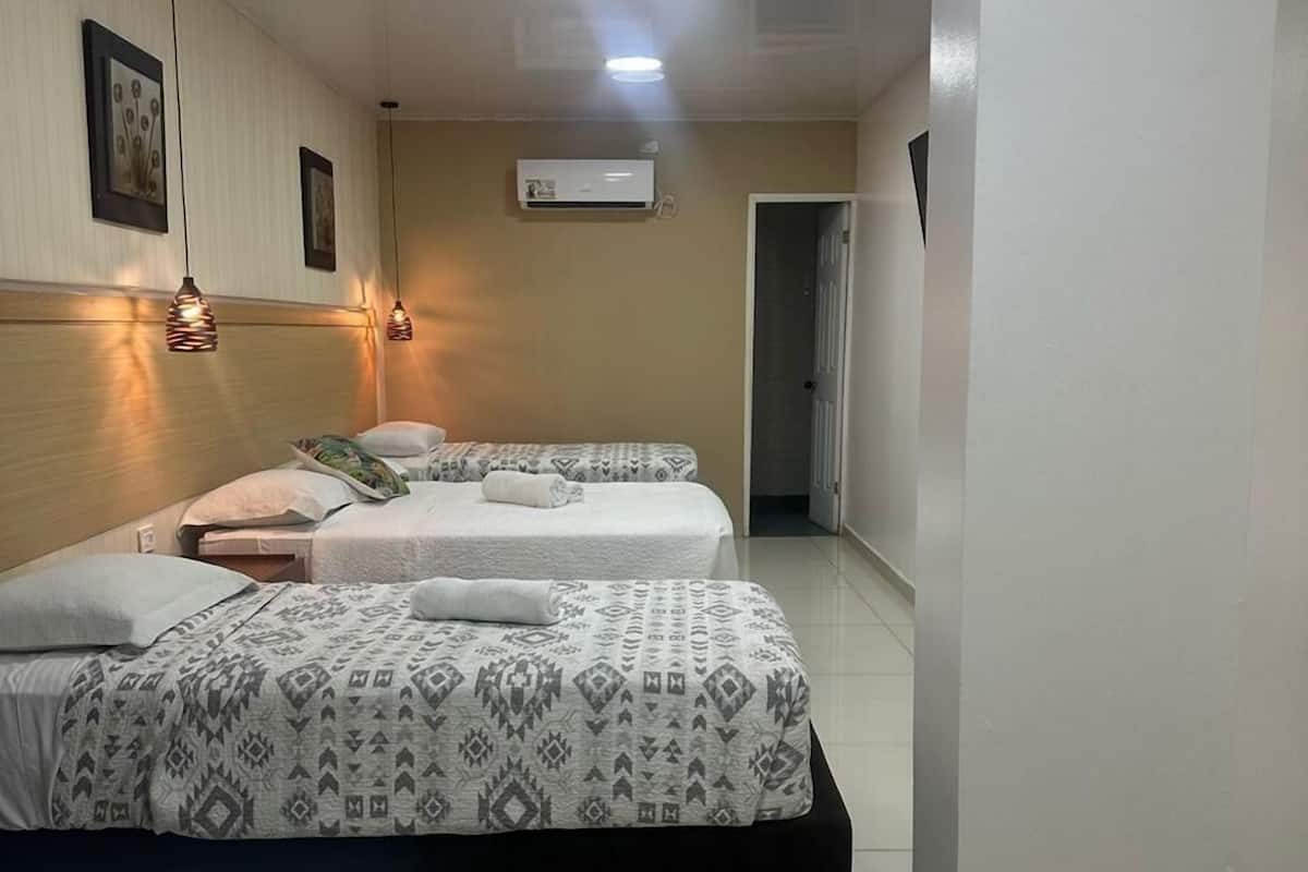 Værelse til 3 personer | Pengeskab på værelset, strygejern/strygebræt, sengetøj