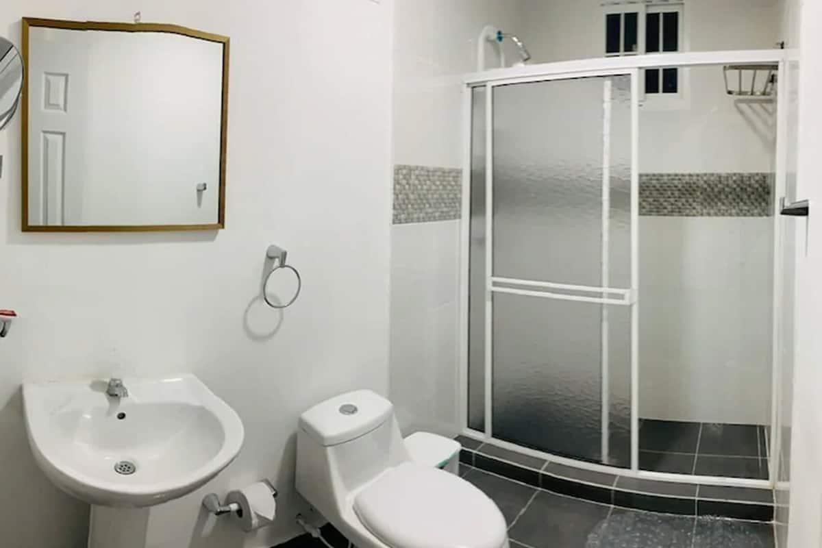 Regadera, bidet, toallas