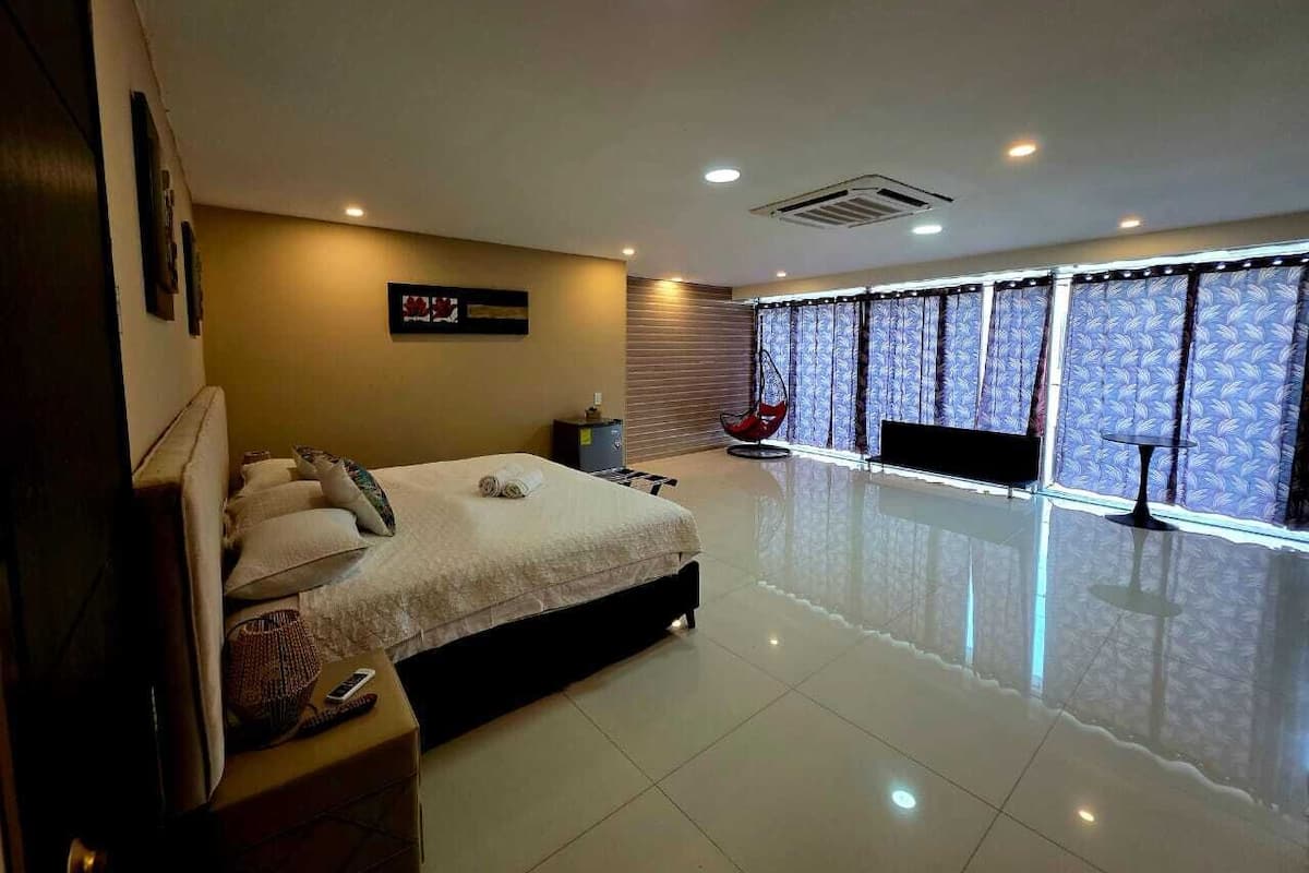 Superior-værelse - 1 kingsize-seng | Pengeskab på værelset, strygejern/strygebræt, sengetøj