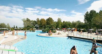 Herrliche Wohnung in einem Ferienhaus fĂŒr 6 Personen mit Klimaanlage, Pool, W-LAN und Terrasse