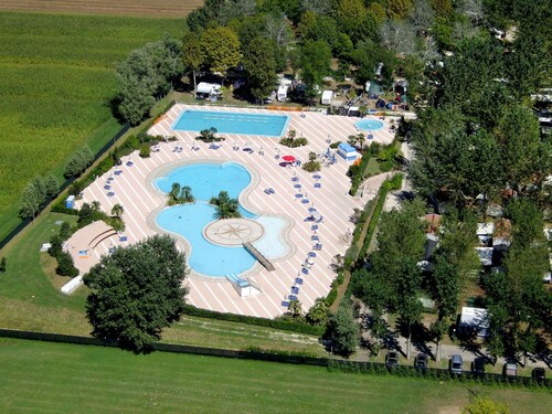 Schöne Wohnung in einem Ferienhaus für 6 Leute mit Klimaanlage,  W-LAN, Pool und Terrasse