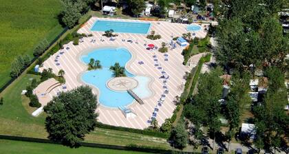 Schöne Wohnung in einem Ferienhaus für 6 Leute mit Klimaanlage, W-LAN, Pool und Terrasse