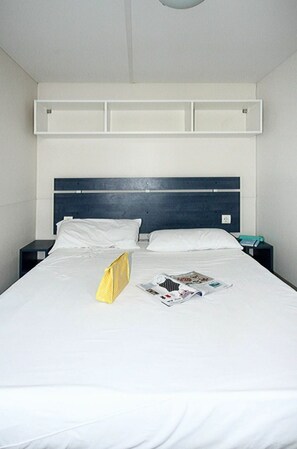 2 bedrooms, travel cot, free WiFi, bed sheets