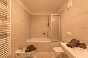 Bathtub, hair dryer, towels - Holiday Apartment "Christa Zirm" with Garden, Terrace and Wi-Fi near many Ski Resorts (Ortisei)