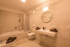 Badewanne, Haartrockner, Handtücher