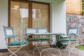 Outdoor dining - Holiday Apartment "Christa Zirm" with Garden, Terrace and Wi-Fi near many Ski Resorts (Ortisei)