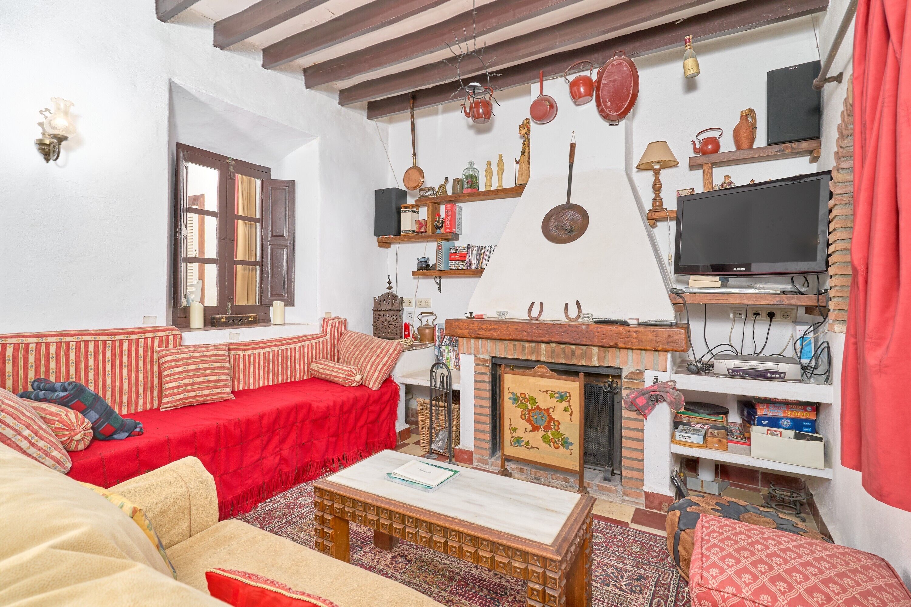 Televisión, chimenea, reproductor de DVD y tenis de mesa 