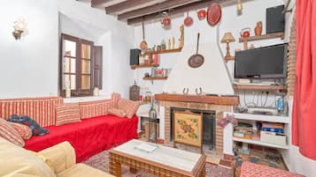 Televisión, chimenea, reproductor de DVD y tenis de mesa