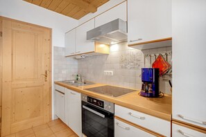 Jääkaappi, uuni, liesi, astianpesukone