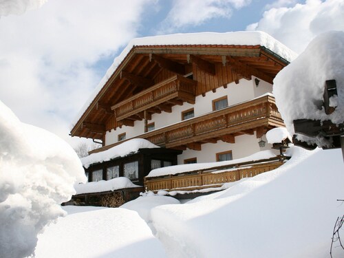 Apartment "König im Obergeschoss" with Balcony, WLAN, Garden & Mountain View