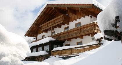 Apartment "König im Obergeschoss" with Balcony, WLAN, Garden & Mountain View