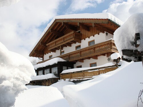 Apartment "König im Obergeschoss" with Balcony, WLAN, Garden & Mountain View