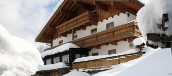 Apartment "König im Obergeschoss" with Balcony, WLAN, Garden & Mountain View