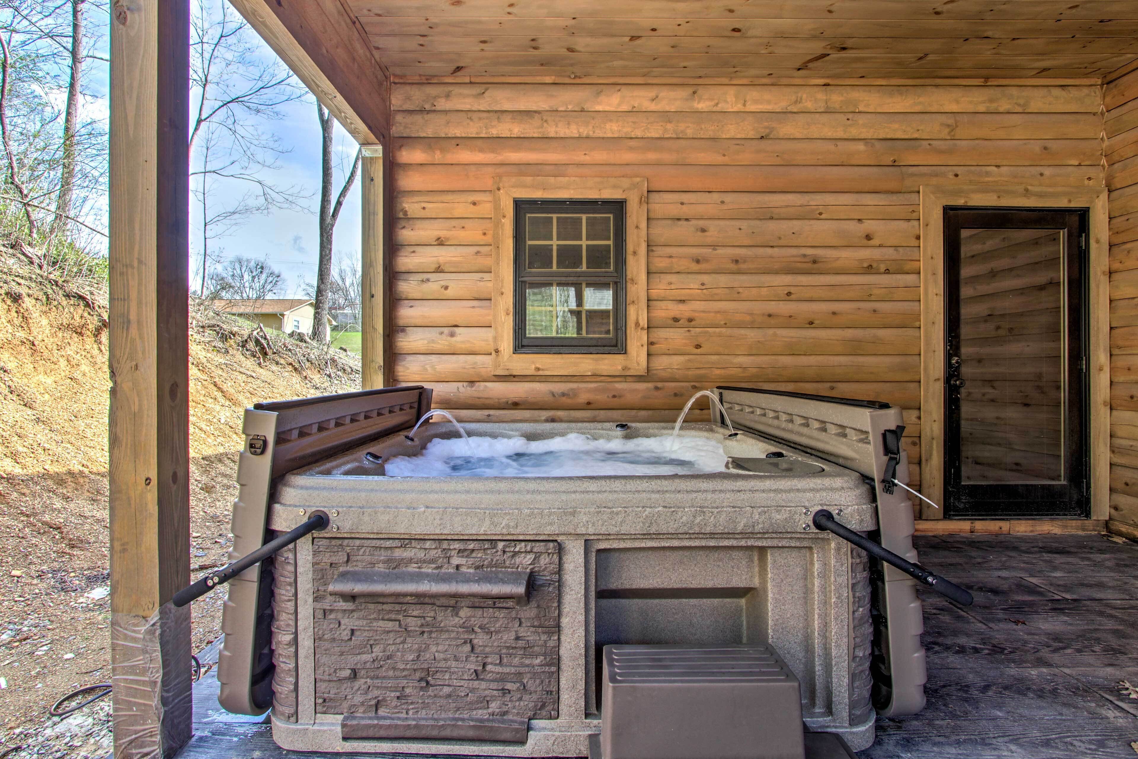 Eine Holzhütte mit Whirlpool, Fenster und Tür.