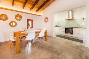 Una cocina moderna con horno empotrado y campana extractora de acero inoxidable.