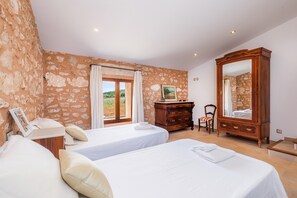 6 slaapkamers, een strijkplank/strijkijzer, gratis wifi, beddengoed