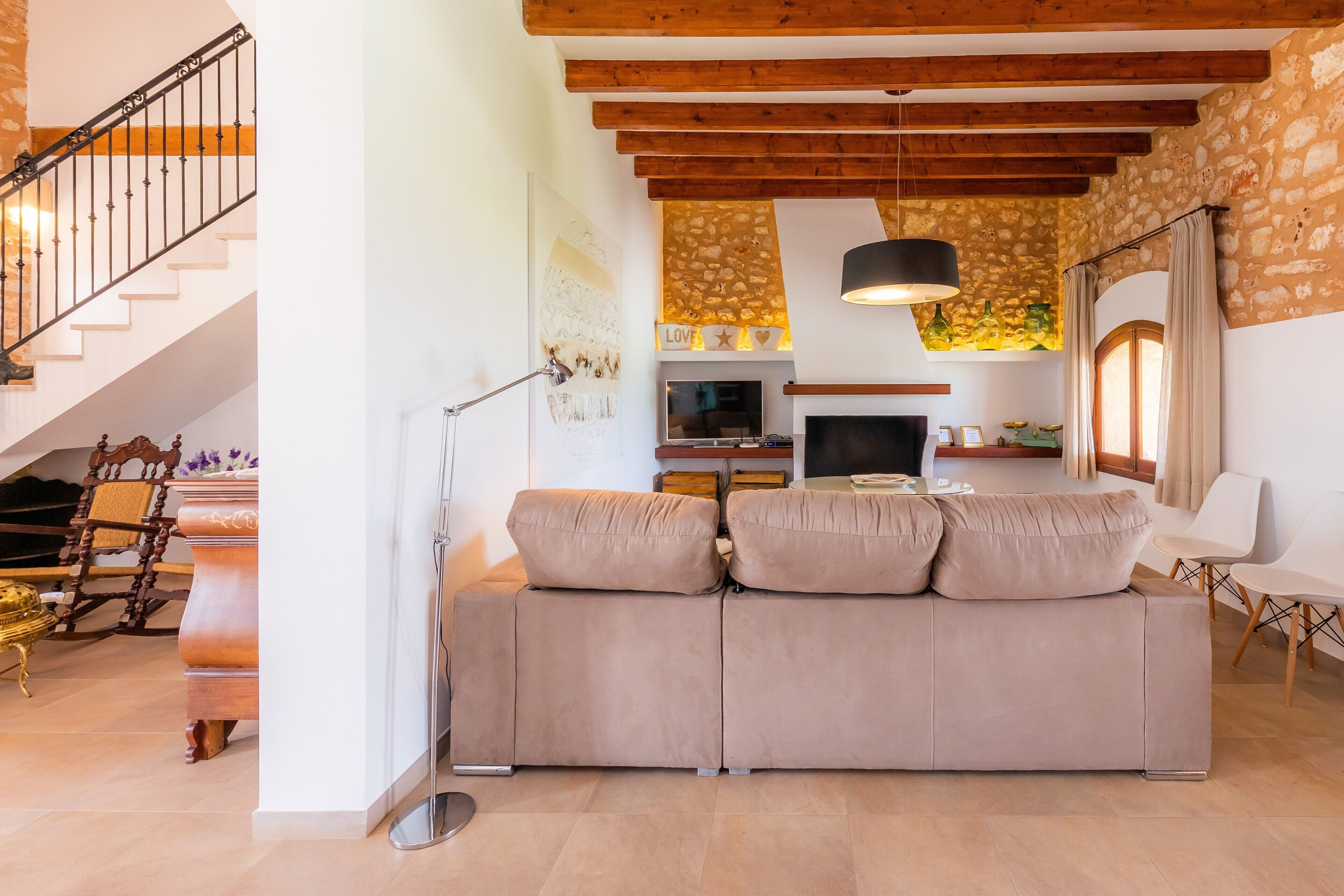 Fernseher, Kamin, Tischtennisplatte