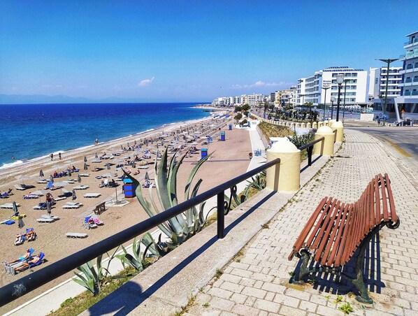 Rannalla, rantapyyhkeitä