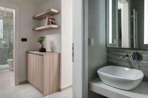 Doccia, asciugacapelli, asciugamani, sapone