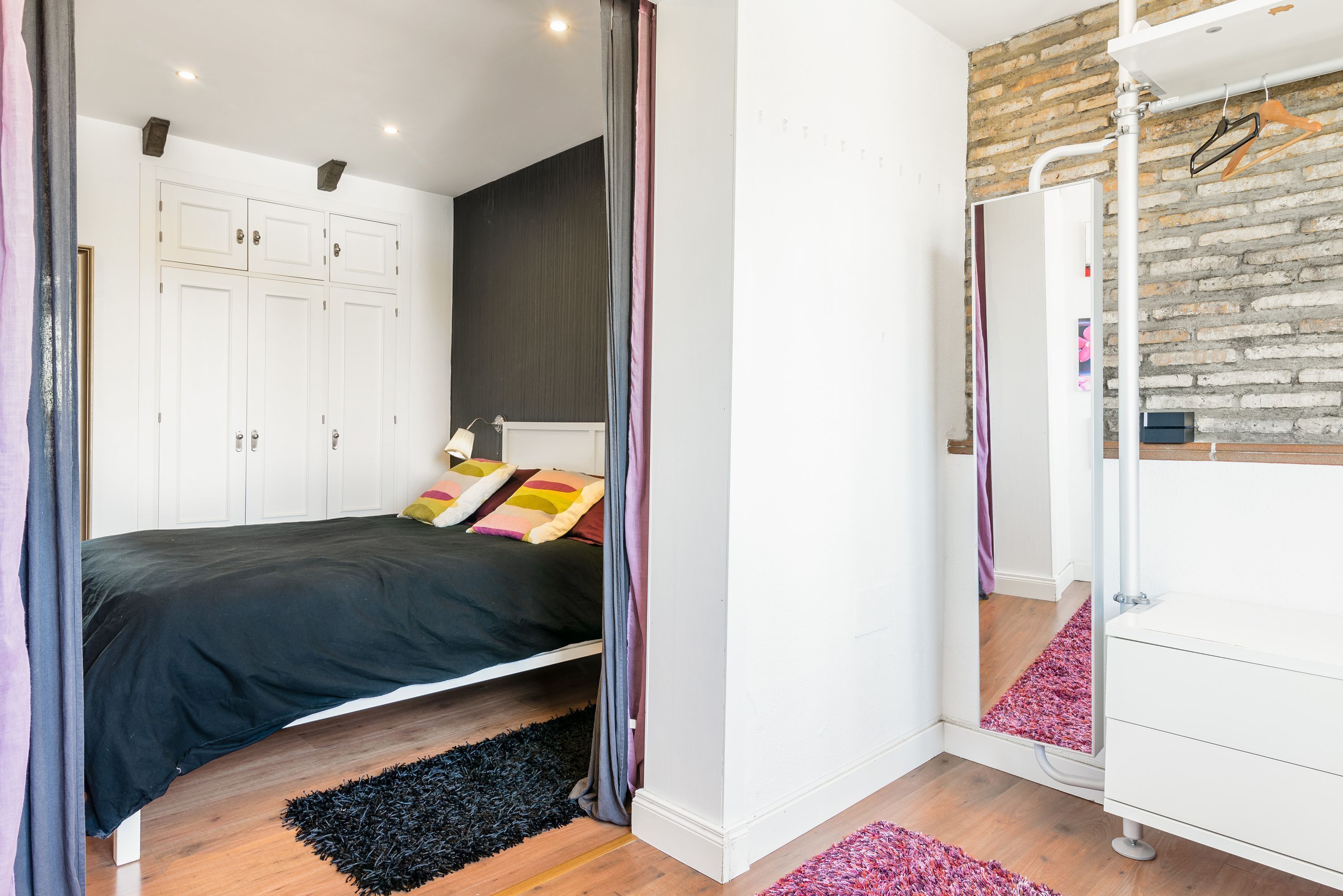 4 slaapkamers, een strijkplank/strijkijzer, gratis wifi, beddengoed